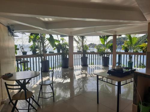 eine Terrasse mit 2 Tischen und Stühlen sowie einen Balkon in der Unterkunft Hin Wong Apartments Dive & Snorkel Resort in Ko Tao