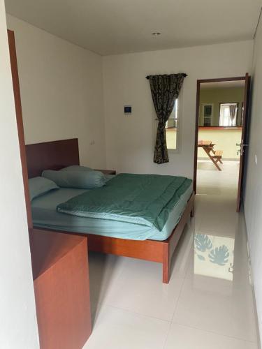 um quarto com uma cama num quarto com um espelho em Rumah Pondok Pinang em Jakarta