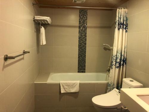 Bilik mandi di Doitsu Hotel