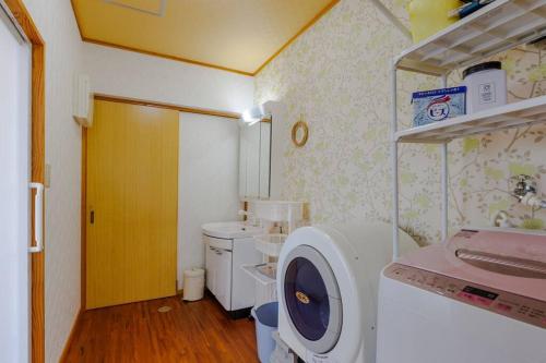 Vannituba majutusasutuses ビーチまで5分 1棟貸切ホテルKanasa 最大10名まで宿泊可能 かなさ
