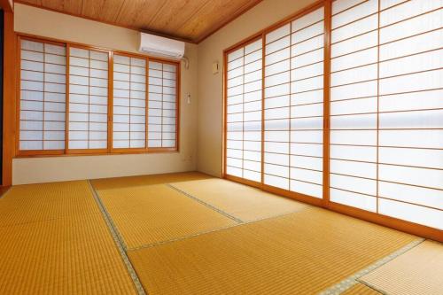 Fotografie z fotogalerie ubytování ビーチまで5分 1棟貸切ホテルKanasa 最大10名まで宿泊可能 かなさ v destinaci Genka