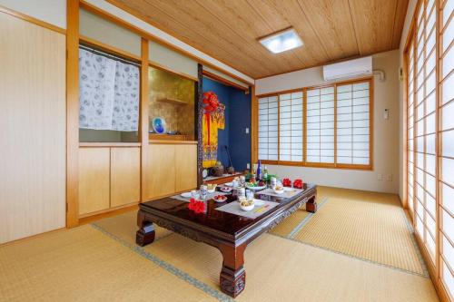 Fotografie z fotogalerie ubytování ビーチまで5分 1棟貸切ホテルKanasa 最大10名まで宿泊可能 かなさ v destinaci Genka