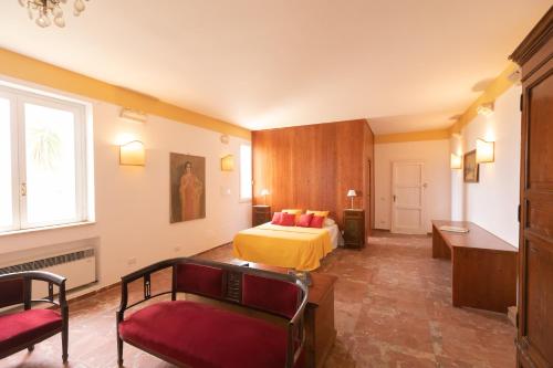 Habitación de hotel con 1 cama y 2 sillas en Villa Le Lune, en Santa Margherita di Belice