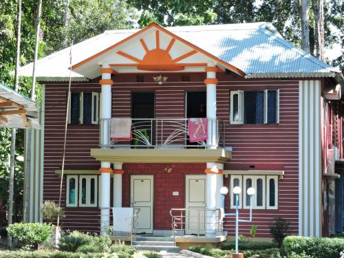 ein kleines Haus mit orangefarbenem Dach in der Unterkunft Hotel Sonali in Lataguri