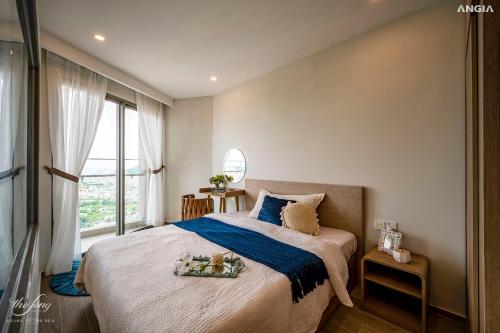 ein Schlafzimmer mit einem großen Bett und einem Fenster in der Unterkunft BIG SALE 33percent The Song An Gia Vung Tau - Luxury 2Beds Apartment in Vũng Tàu