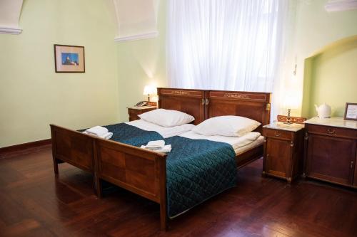 Postel nebo postele na pokoji v ubytování Zamek w Baranowie Sandomierskim