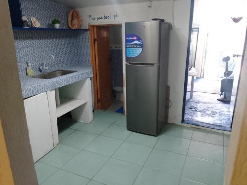 Una cocina o cocineta en Little Sanity Beach house