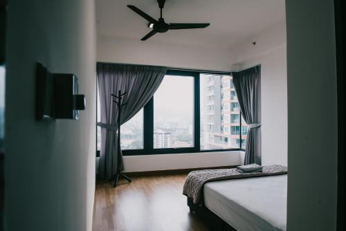 Timeless, 3BR Cityview by WStay @ Tropicana 218 Macalister في جورج تاون: غرفة نوم مع مروحة سقف ونافذة كبيرة