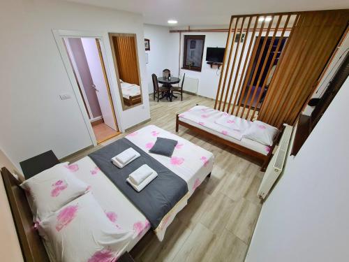 1 dormitorio con 1 cama y sala de estar en Apartmani Tarsko Jezero, en Zaovine