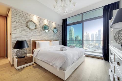 Postel nebo postele na pokoji v ubytování Primestay - Iris Blue Dubai Marina