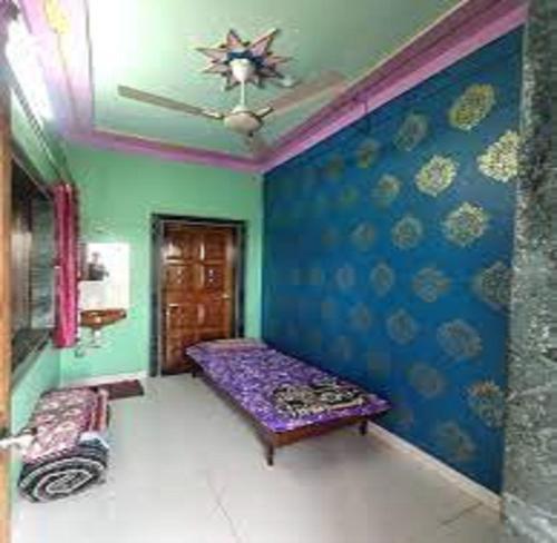 Habitación con cama morada y techo. en Shanti Guest House, Sonipat en Sonipat