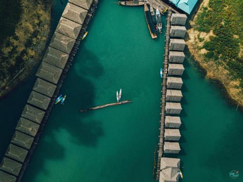 een luchtzicht op een rivier met boten erin bij PraiwanRaftHouse แพไพรวัลย์ in Ban Wang Khon