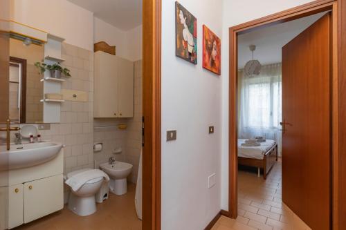 uma casa de banho com um WC, um lavatório e um WC. em [Buccinasco apartment] Mascherpa em Buccinasco