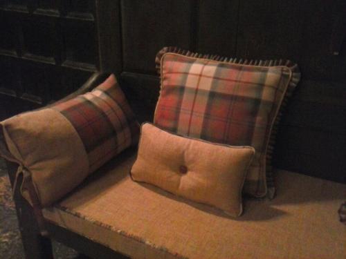 two pillows sitting on top of a bench at Hotel Boutique Balaitus in Sallent de Gállego