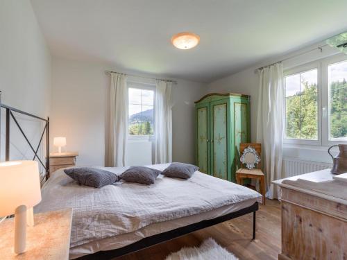 1 dormitorio con 1 cama con 2 almohadas en Vintage Loft, en Hopfgarten im Brixental