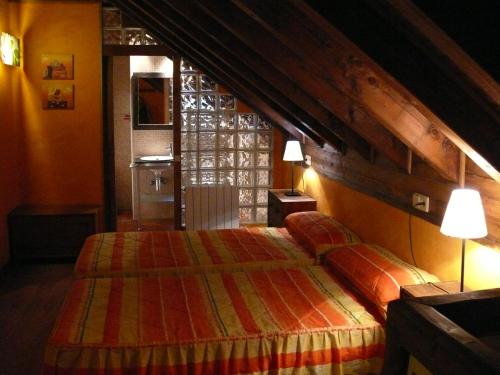 1 dormitorio con 1 cama grande en una habitación en APARTMENTSUITESPAIN BAQUEIRA JARDIn, en Esterri d'Àneu