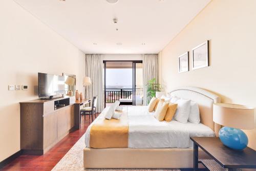 Habitación de hotel con cama y TV en Luxury 5-star Palm Resort, en Dubái