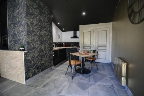 Kuchyň nebo kuchyňský kout v ubytování Suite romantique avec ambiance cocooning