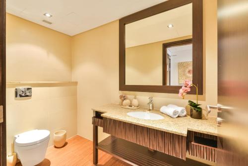 y baño con lavabo y espejo. en Luxury 5-star Palm Resort, en Dubái