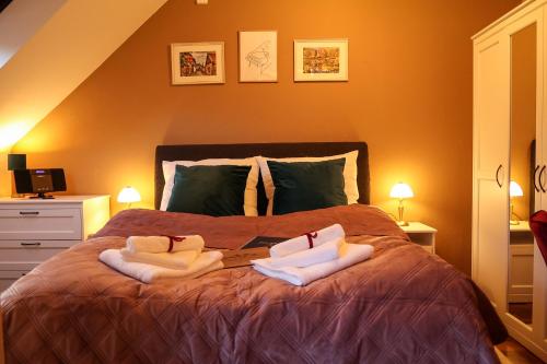 a bedroom with a bed with two towels on it at Apartment Serenade am Zwinger in Goslar