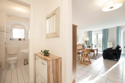ein Wohnzimmer mit einem WC und einem Esszimmer in der Unterkunft Haus Pegasus App 4 in Scharbeutz