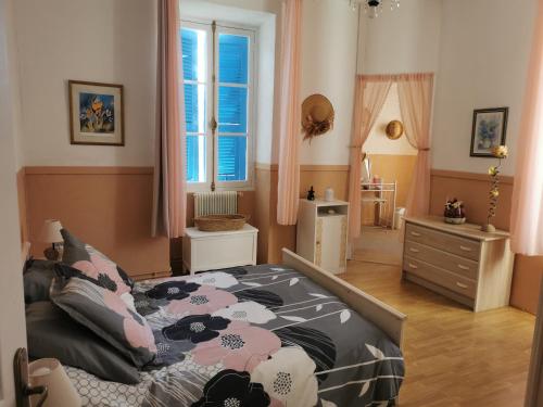 1 dormitorio con cama, ventana y vestidor en Casa Maria, en Vico