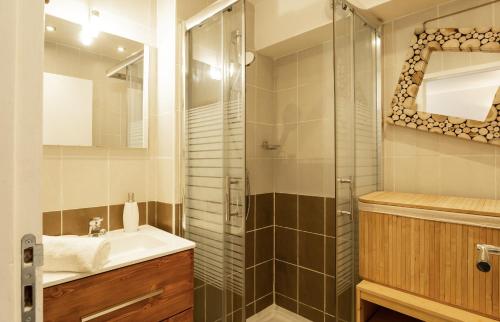 Joli T2 industrie hyper centre Annecy في أنِسي: حمام مع حوض ودش زجاجي