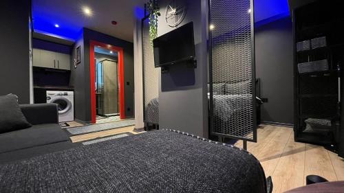 een slaapkamer met een bed en een tv in een kamer bij Thalia Suites Hotel in Istanbul