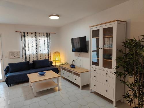 uma sala de estar com um sofá azul e um armário em Casa Uwe, El Remo em Puerto Naos