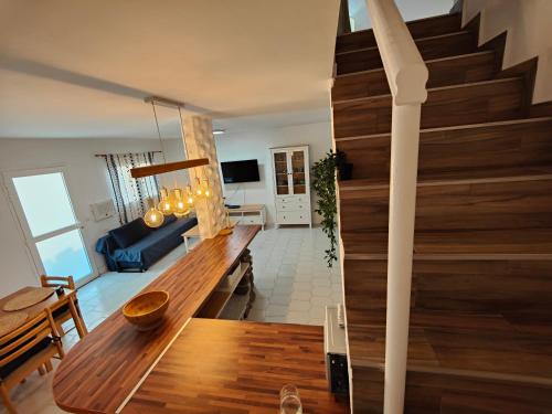 プエルト・デ・ナオスにあるCasa Uwe, El Remoのリビングルーム(木製テーブル、階段付)