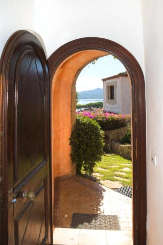 an entry door to a house with an archway at villa fronte mare in Cannigione