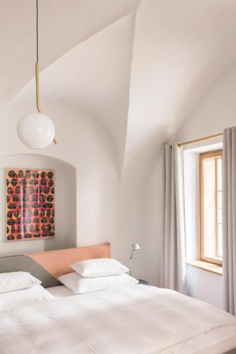 Ein Bett oder Betten in einem Zimmer der Unterkunft Kai 36 - Hotel zwischen Fels und Fluss