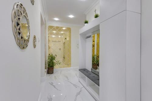 un couloir avec un sol en marbre blanc et un mur jaune dans l'établissement Lion Apartments - Palermo Spacious Family Apartment 3 min walk from the beach, à Sopot