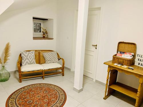 salon z krzesłem i stołem w obiekcie Appartements Le Tilleul de la Vallée Noble w mieście Westhalten