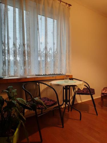 een tafel en een stoel voor een raam bij Władysławowo Łebcz Modrzewiowa in Łebcz