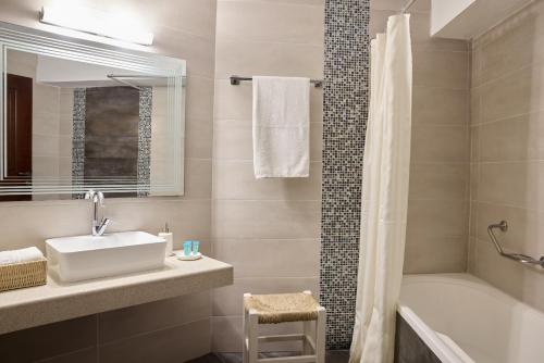 Koupelna v ubytování Leda Village Resort