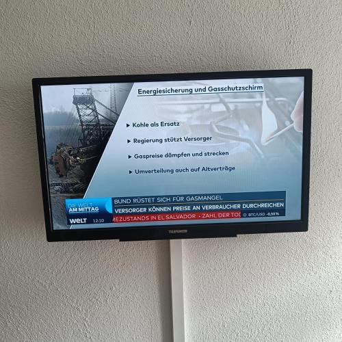 TV a/nebo společenská místnost v ubytování Apartments & möblierte Zimmer in Kahl am Main, kontaktloser Self Check-in, W-Lan, Schreibtisch, Duschbad, Küchenzeile, PKW-Plätze