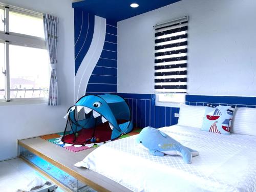 Una cama o camas en una habitación de Fish House 宜蘭獨棟別墅 戲水池 生態DIY 安農溪自行車