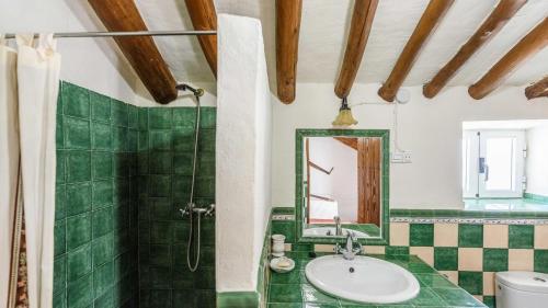 La salle de bains est pourvue d'un lavabo, d'une douche et d'un miroir. dans l'établissement Huerta La Lapa Cañete la Real by Ruralidays, à Cañete la Real