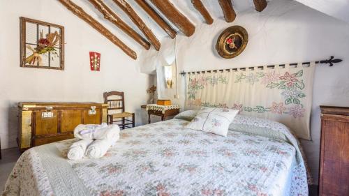 1 dormitorio con 1 cama con toallas en Huerta La Lapa Cañete la Real by Ruralidays, en Cañete la Real