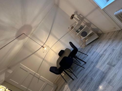 - une vue aérienne sur un salon avec deux chaises noires dans l'établissement Apartment In Most Pop-ular Area Nørrebro, à Copenhague