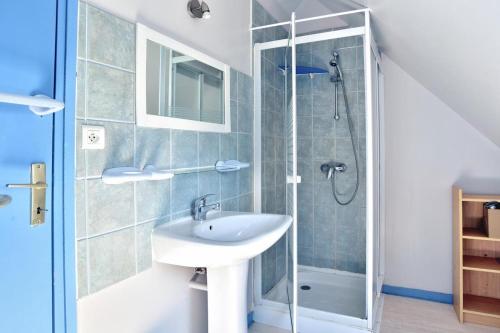 een badkamer met een wastafel en een douche bij Maison de 2 chambres a Pluduno in Pluduno