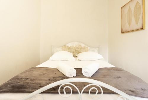 1 dormitorio con 1 cama con sábanas y almohadas blancas en Joli T2 industrie hyper centre Annecy, en Annecy