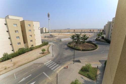 una vista aérea de una calle de una ciudad en للعائلات Suite Home at KAEC شقة بأثاث فندقي مدينة الملك عبدالله الإقتصادية, en King Abdullah Economic City