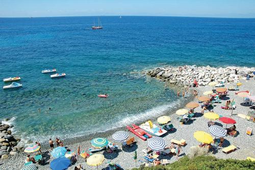 uma praia com guarda-sóis e pessoas na água em Casa Giovanni - Pomonte em Pomonte