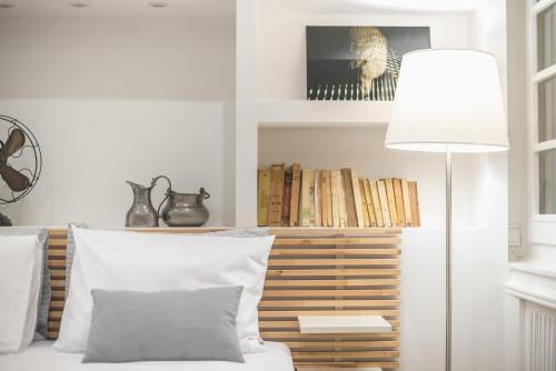 een kamer met een bed met een lamp en boeken bij Charming apartment in Kolonaki in Athene