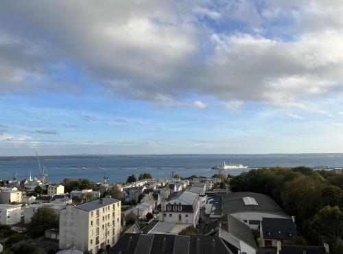 une vue sur une ville avec un navire dans l'eau dans l'établissement Nouveau! Appartement vue mer 180° et place parking, à Brest