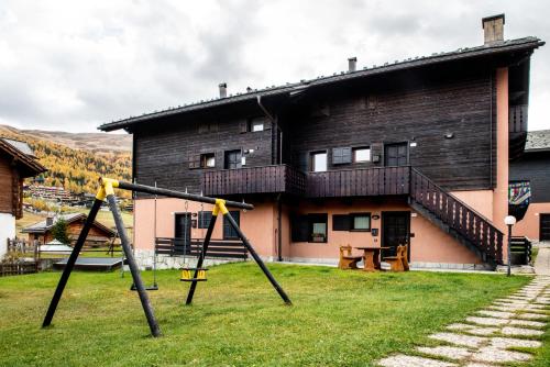 una casa con un parco giochi di fronte di Appartamento Abete a Livigno