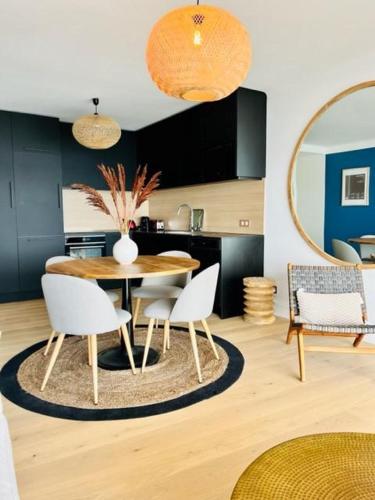 une salle à manger avec une table, des chaises et un miroir dans l'établissement LES BAUX 2 Sanary sur mer, à Sanary-sur-Mer