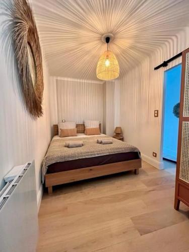 une chambre avec un grand lit avec un plafond dans l'établissement LES BAUX 2 Sanary sur mer, à Sanary-sur-Mer